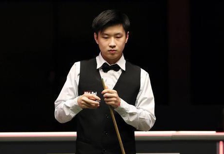 一个稚气未 一个稚气未