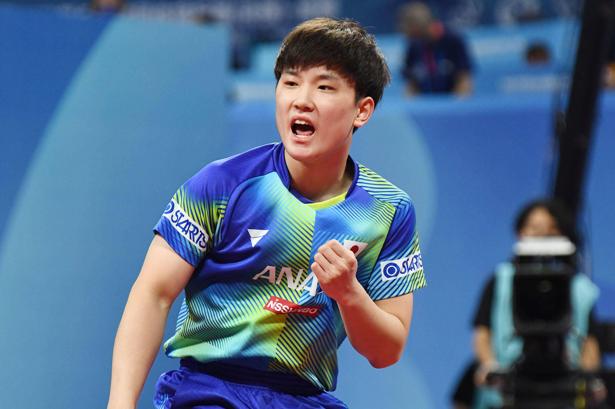 示出他与众 示出他与众