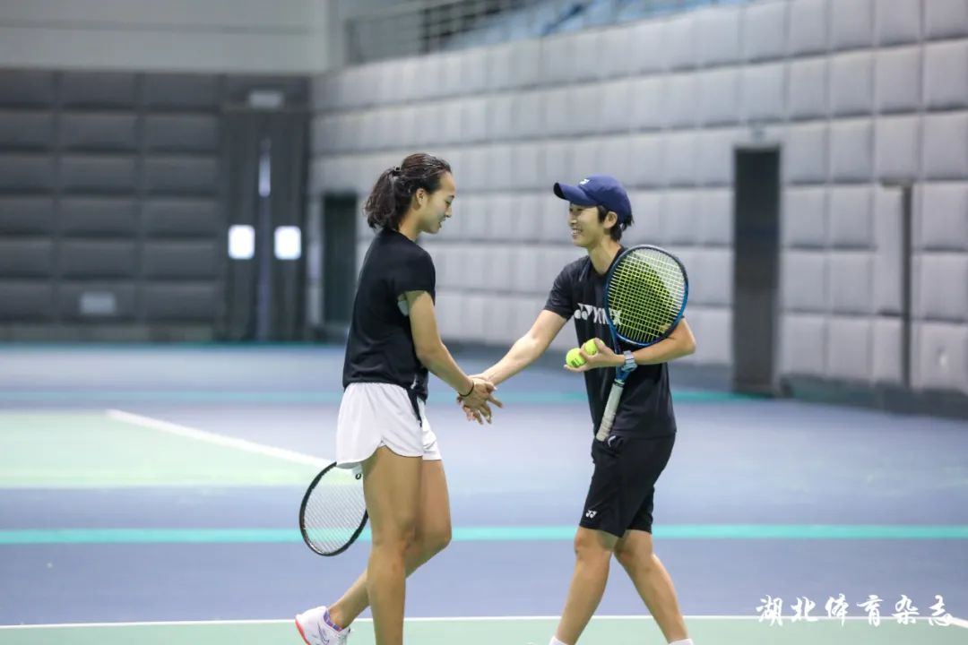 记者：蒋圣龙在国足一直带伤作战，上颌骨额突骨折的他仍在恢复中.